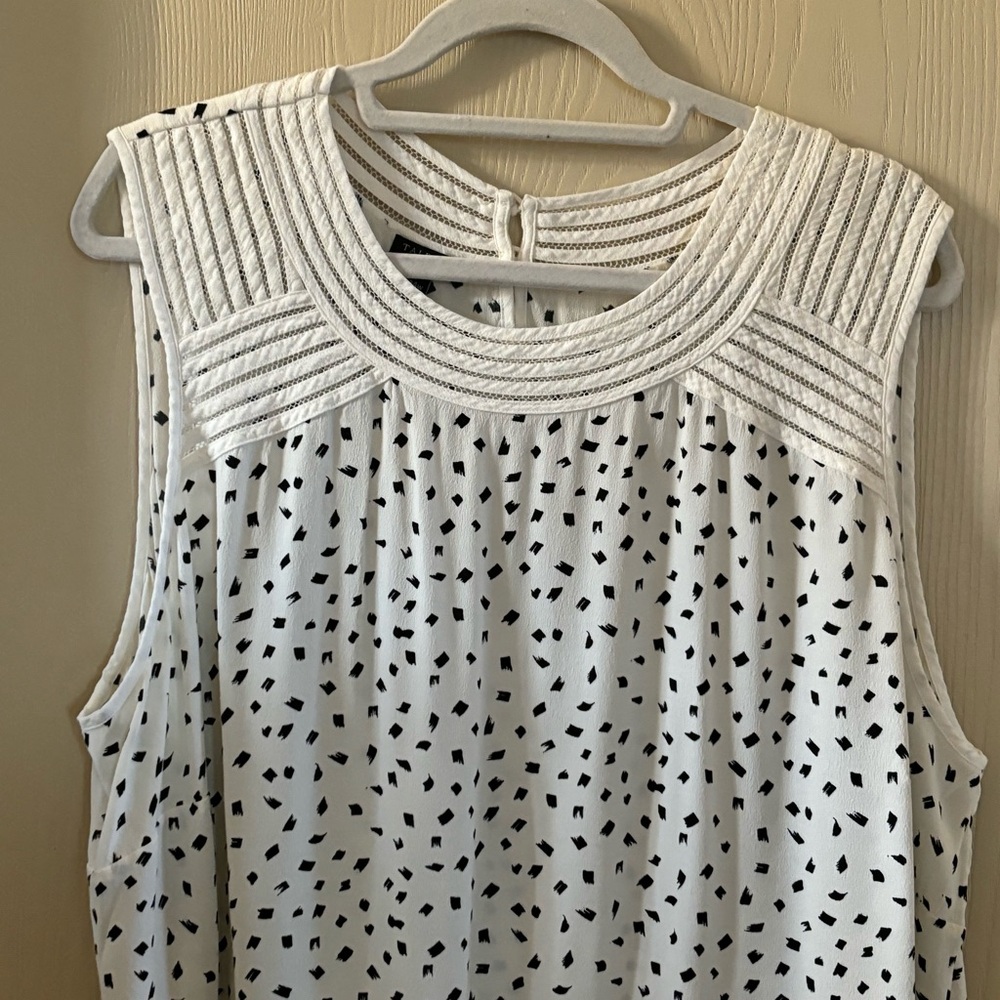 White and Black Sleeveless Top - Picture 2 of 5